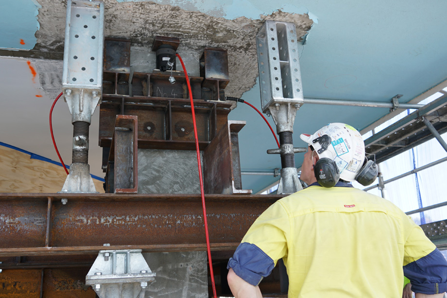 Lift and Jacking hero Hydraulic lft colloroy with worker