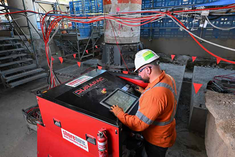 Synchronised hydraulic jacks Synchronised hydraulic jacks