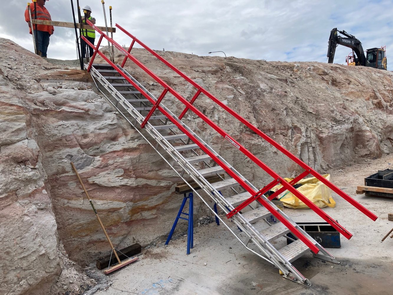 Self levelling stairs in a trench
